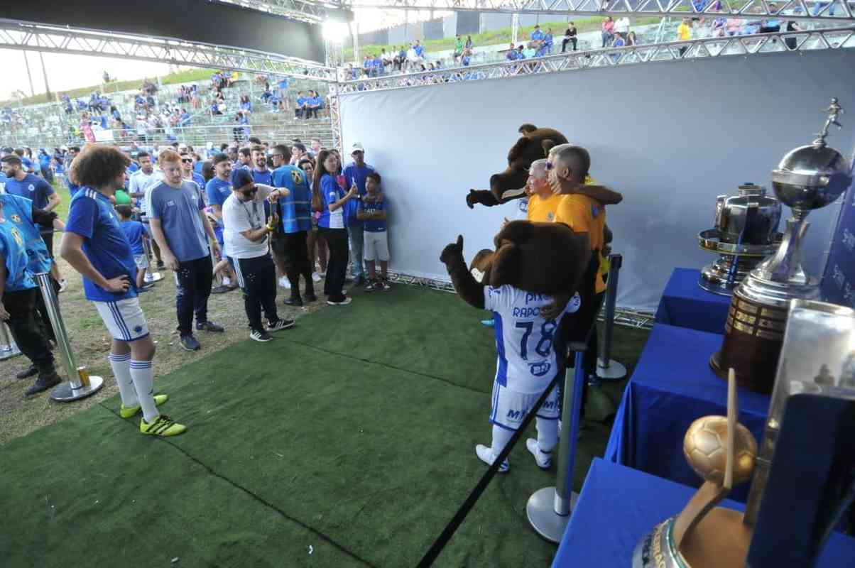 Caravana Do Cruzeiro Em Conselheiro Lafaiete Presen A De Ronaldo