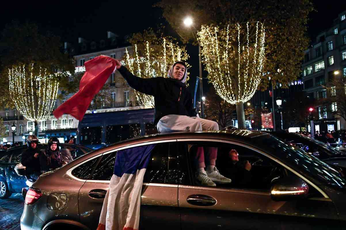 Marroquinos Festejam Classifica O Na Copa E Invadem Ruas De Paris