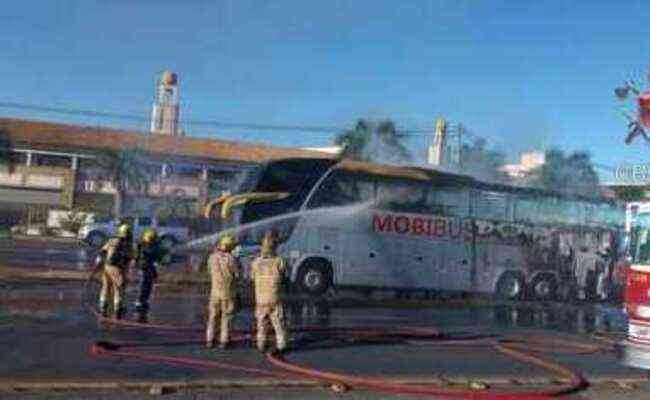 Ônibus time de futebol pega fogo durante viagem para jogo do