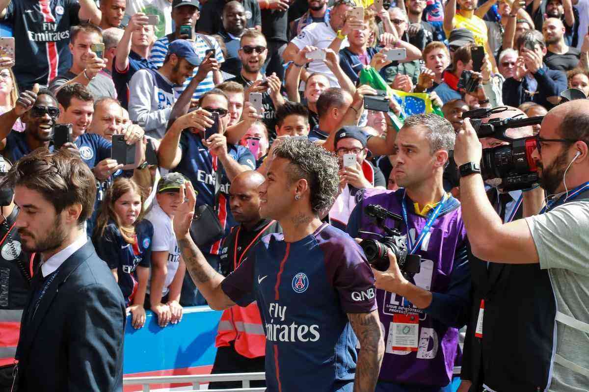 Neymar é apresentado à torcida do Paris Saint Germain Superesportes