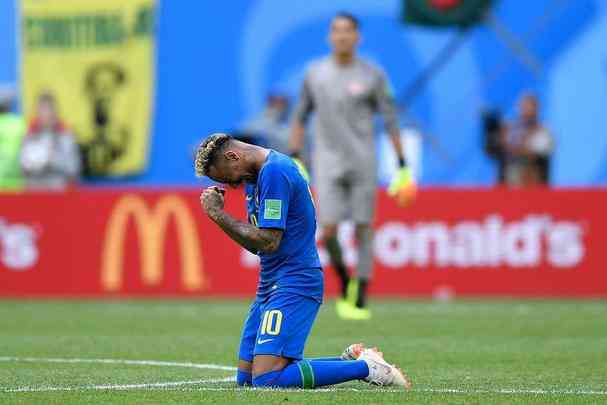 Neymar chora e é consolado por companheiros e adversários em jogo do