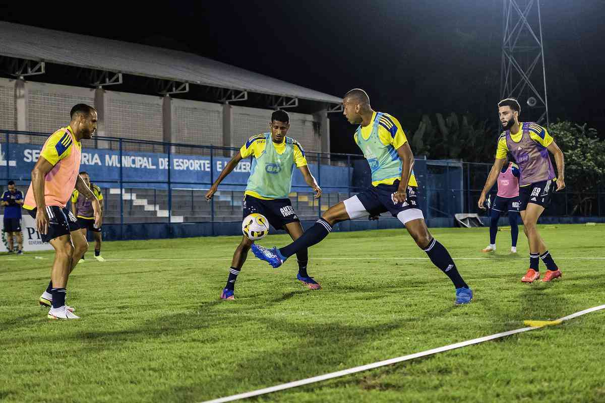 Treino do Cruzeiro no Estádio Lindolfo Monteiro em Teresina