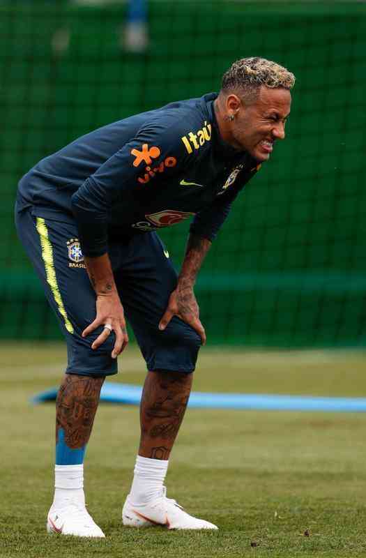 Neymar deixa treino da Seleção Brasileira mancando Superesportes