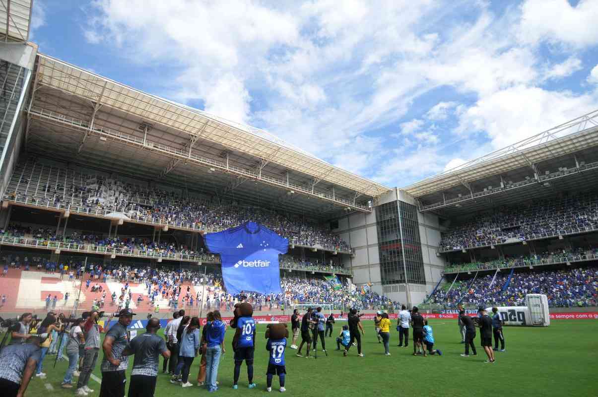 Ronaldo Ovacionado Pela Torcida Do Cruzeiro No Independ Ncia