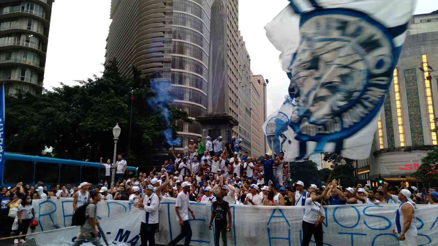 Torcedores Do Cruzeiro Protestam Contra A Sa Da De F Bio Do Clube