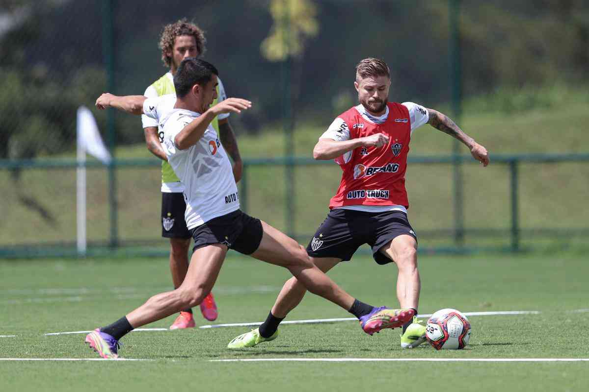 Titulares do Atlético treinam bola e se aproximam de estreia no