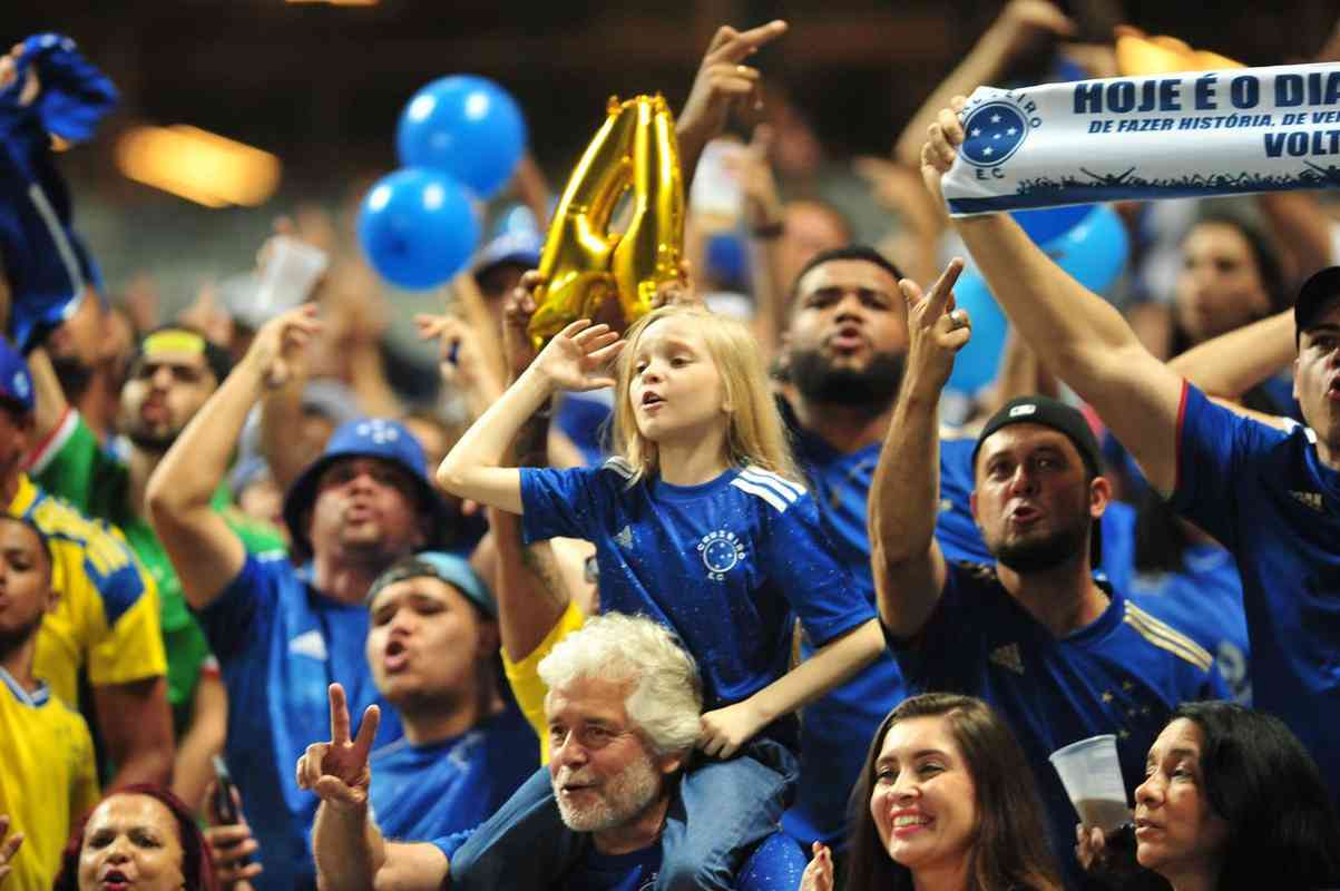 Festa da torcida do Cruzeiro no Mineirão diante do Vasco Superesportes