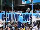 Manchester City desfila pelas ruas com o troféu do Campeonato Inglês
