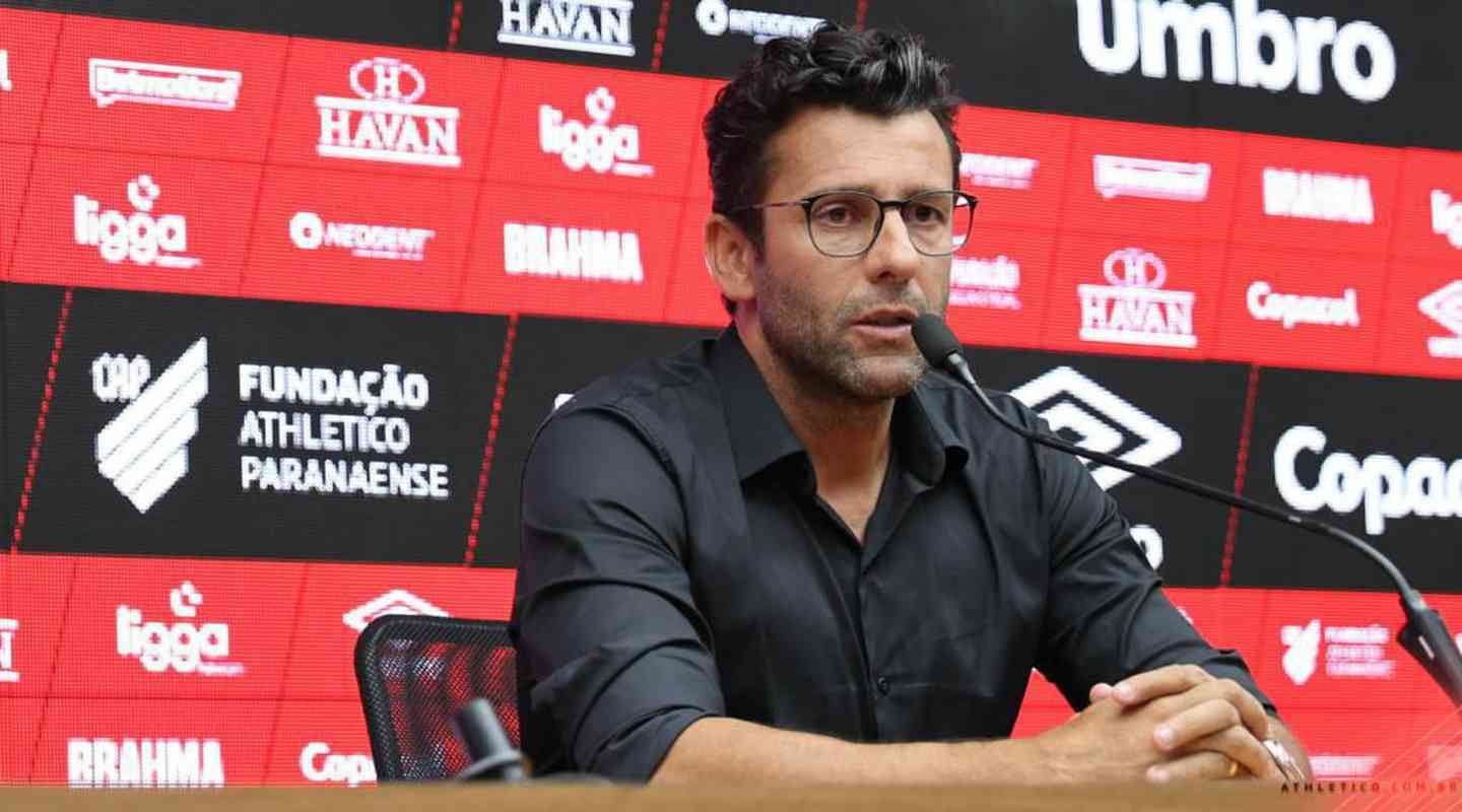 Alberto Valentim foi demitido do Athletico-PR após derrota na estreia do Campeonato Brasileiro para o São Paulo. Fábio Carille assumiu o comando