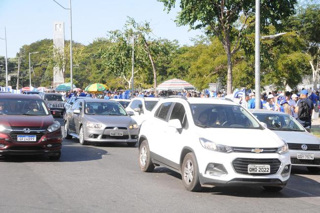 Chegada da torcida do Cruzeiro ao Mineiro para o jogo contra a Ponte Preta pela 13 rodada da Srie B do Campeonato Brasileiro. Estdio voltou a receber grande pblico