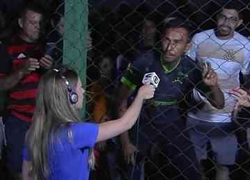 Enquanto o jogo válido pela primeira fase da Copa do Brasil estava paralisado, repórter do SporTV pediu para que um dos torcedores 'narrasse' o gol do atacante