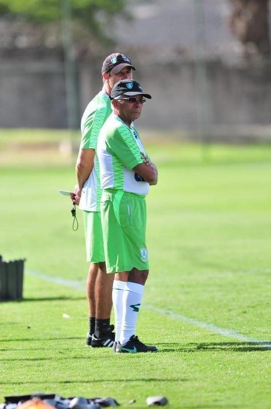 Tcnico acompanhou treinamento regenerativo do elenco nesta segunda-feira