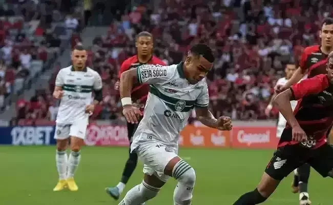 Coritiba - 11 jogos, sendo 8 sem levar gol