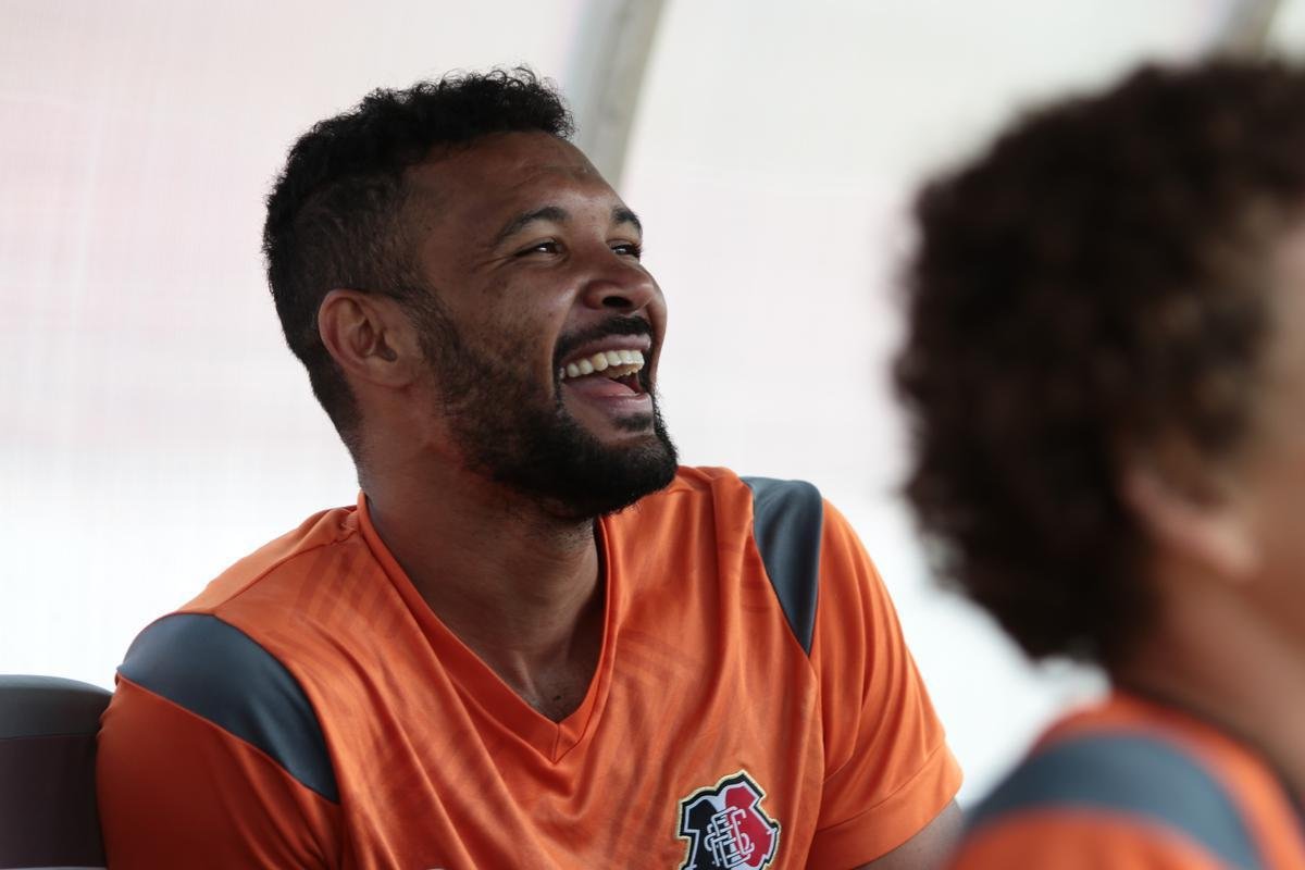 Jogadores do Santa Cruz treinaram no estádio do Arruda, já apresentando trabalhos com bola no gramado, sob a supervisão do técnico Itamar Schülle. Todos os atletas e os membros da comissão técnica seguem submetidos às medidas de afastamento social.