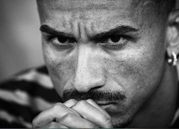 Lateral da Seleção Brasileira colocou profissionais de educação e saúde à frente de jogadores de futebol; ele tenta se recuperar de entorse no tornozelo direito