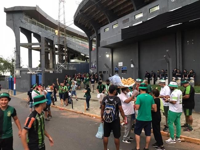 Fotos da torcida do Amrica no estdio Defensores del Chaco, em Assuno, antes da partida contra o Guaran pela segunda fase da Copa Libertadores