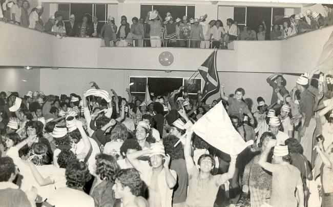 O Cruzeiro conquistou a Copa Libertadores de 1976 ao derrotar o River Plate por 3 a 2 em Santiago, no Chile, em 30 de julho. Foi a terceira partida da deciso. No desembarque no Aeroporto da Pampulha, em Belo Horizonte, jogadores celestes foram recebidos com muita festa. Houve ainda desfile de carro aberto pelas ruas da capital mineira.