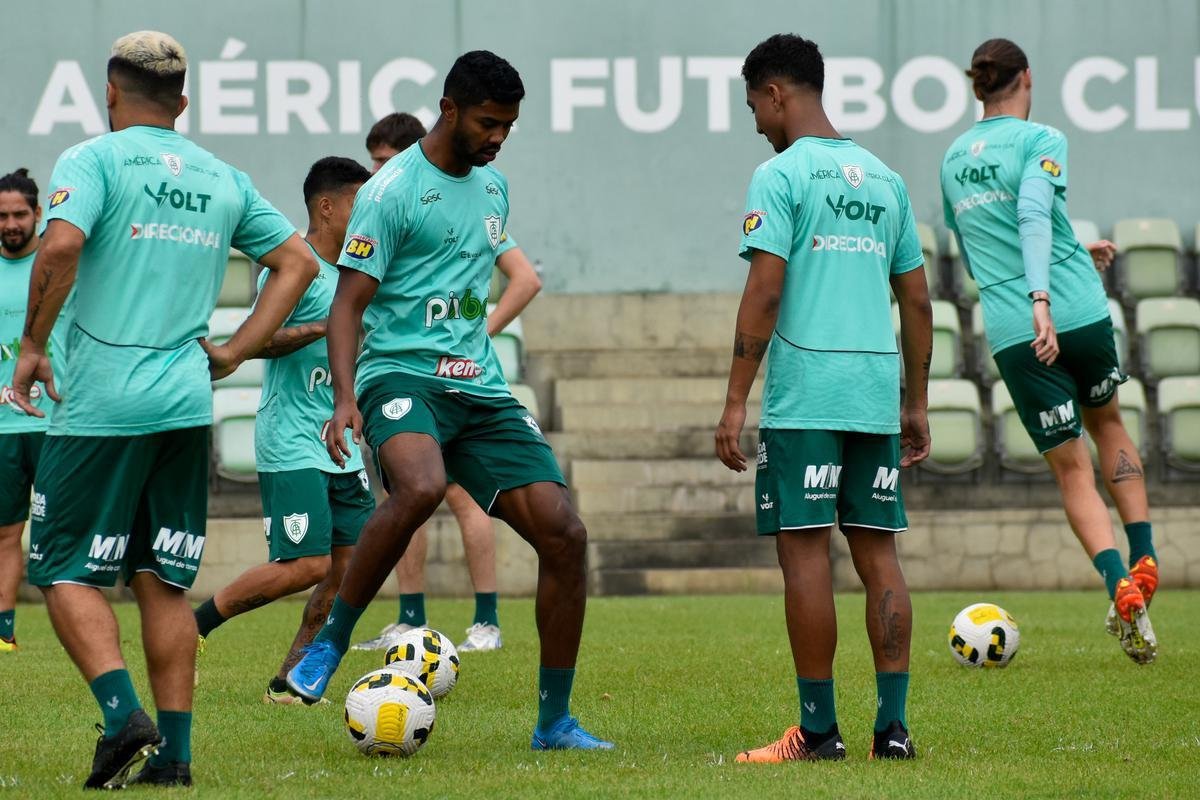 Neste sbado, o Amrica encerrou a preparao para enfrentar o Fluminense no CT Lanna Drumond 