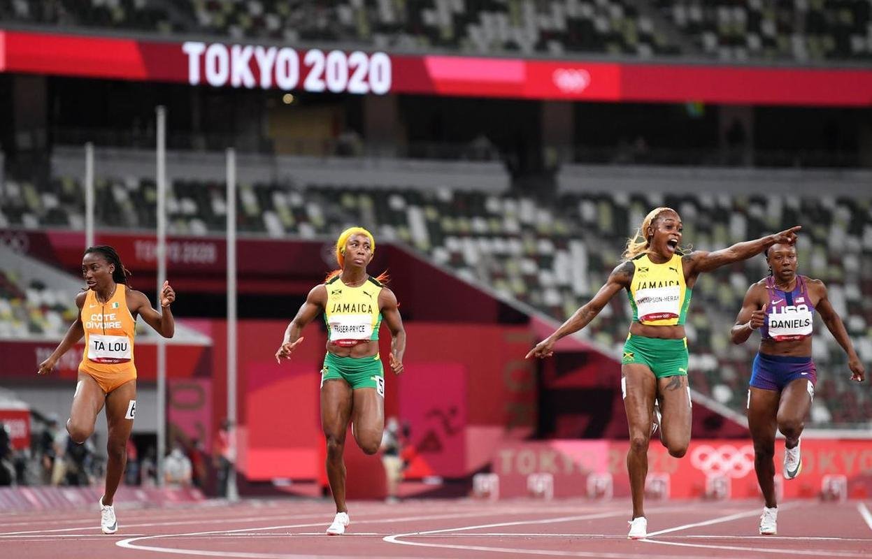 Fotos espetaculares da vitria da jamaicana Elaine Thompson-Herah nos 100m rasos dos Jogos Olmpicos de Tquio com o tempo de 10s61. A velocista quebrou o recorde olmpico e comandou o pdio jamaicano ao lado de Ann Fraser-Pryce, prata, e Shericka Jackson, bronze.