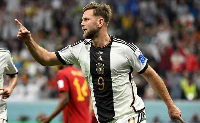 Fullkrug comemora o gol que manteve a Seleo Alem viva na Copa do Mundo