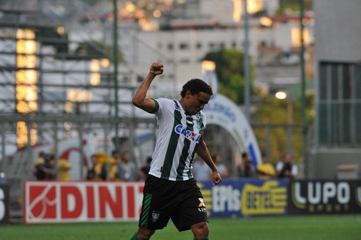 Zagueiro americano Rafael Lima marcou o gol do ttulo sobre o CRB e emocionou o Independncia