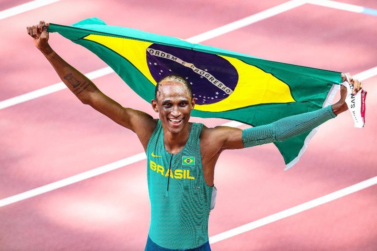 Alisson dos Santos conquistou bronze nos 400m com barreira em Tquio; veja a festa do Piu, o Malvado
