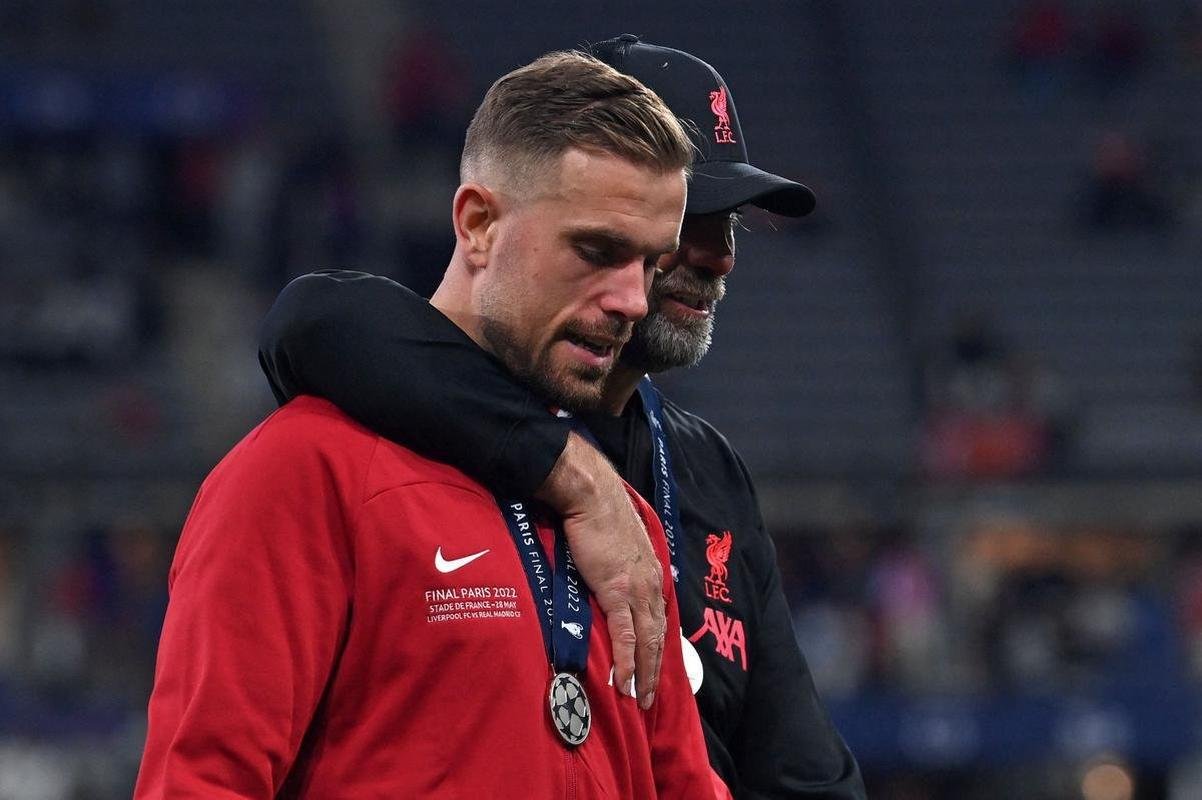 Fotos da decepo de torcedores e jogadores do Liverpool com a perda do ttulo da Champions League