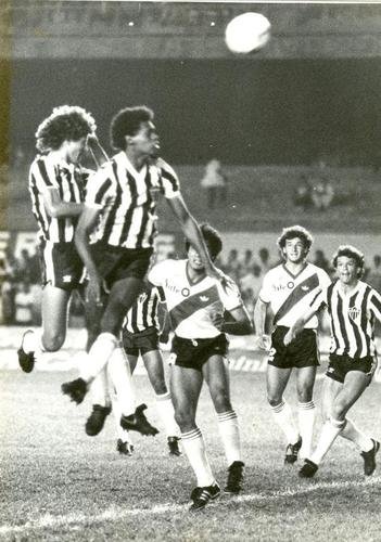 O último confronto entre Atlético e River Plate aconteceu no Torneio de 20 anos do Mineirão. O Galo foi eliminado pelos argentinos nos pênaltis, após empate por 1 a 1 no tempo normal.