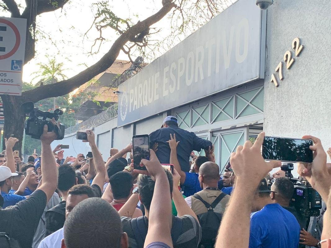 Torcida do Cruzeiro foi em peso ao Parque Esportivo do Barro Preto para fazer press�o pela aprova��o da venda da SAF a Ronaldo
