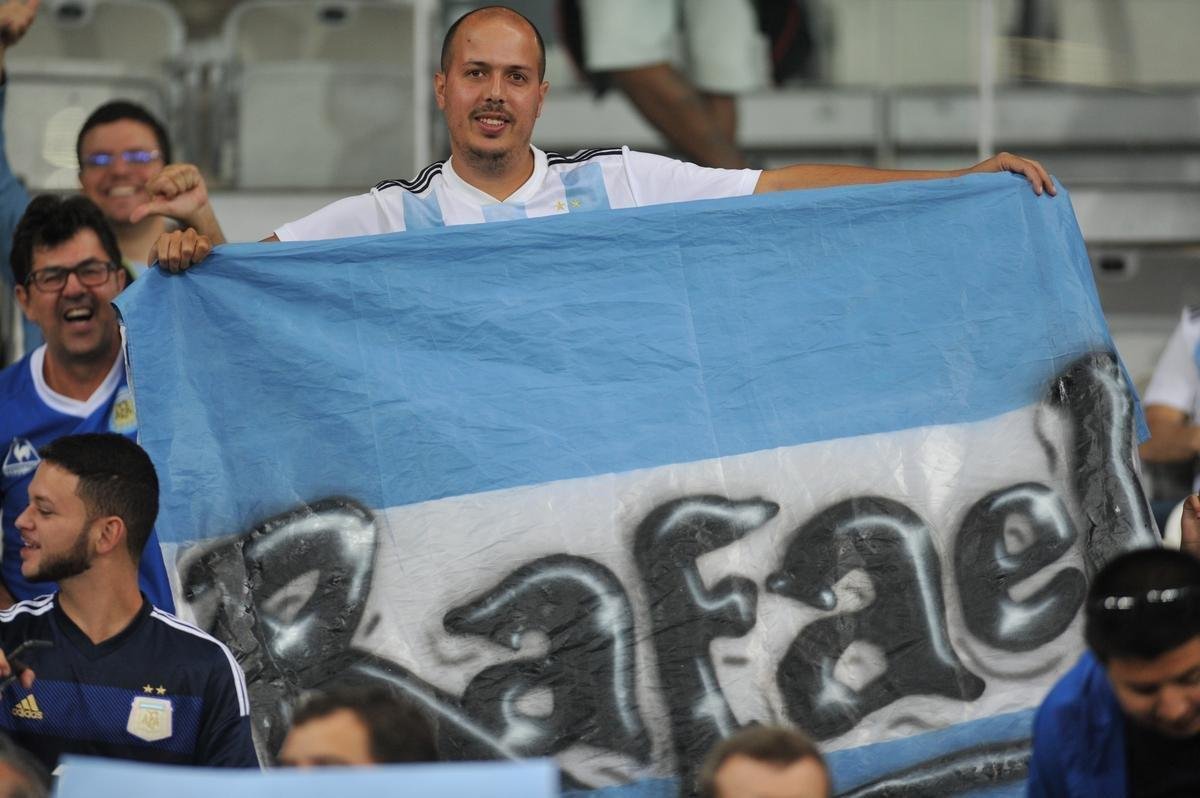 Torcedores na partida entre Argentina e Paraguai, no Mineiro, pela Copa Amrica