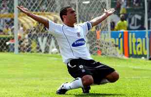 Em 2005, o Corinthians do argentino Carlitos Tvez, campeo brasileiro naquele ano, atropelou o Santos por 7 a 1 no Pacaembu