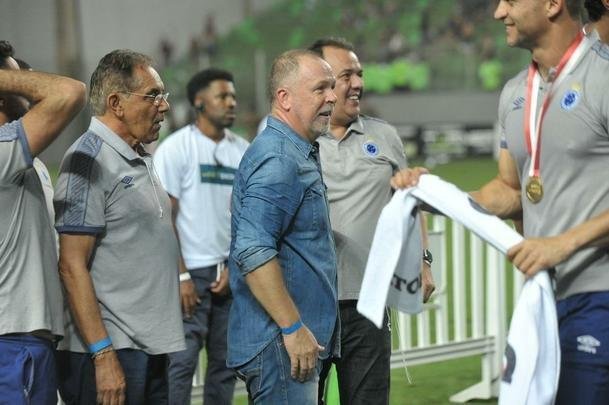 Entrega de medalhas e erguimento da taa: veja a festa do Cruzeiro com o bi do Mineiro