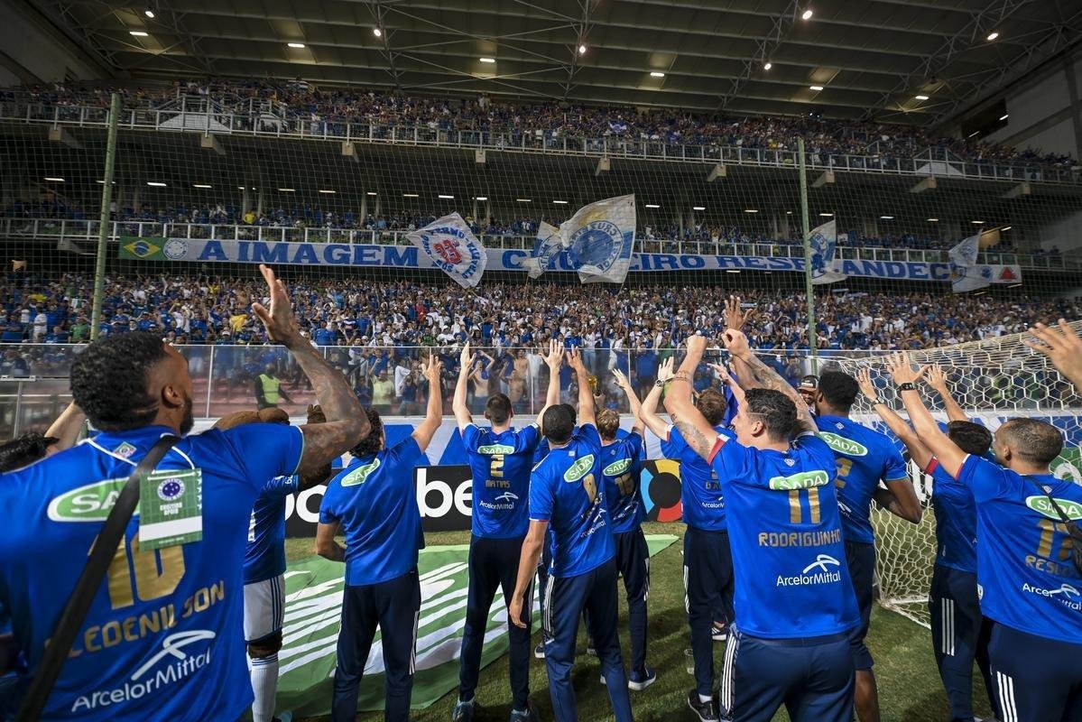 Time de vlei do Cruzeiro festeja conquista da Superliga nas ruas e no estdio
