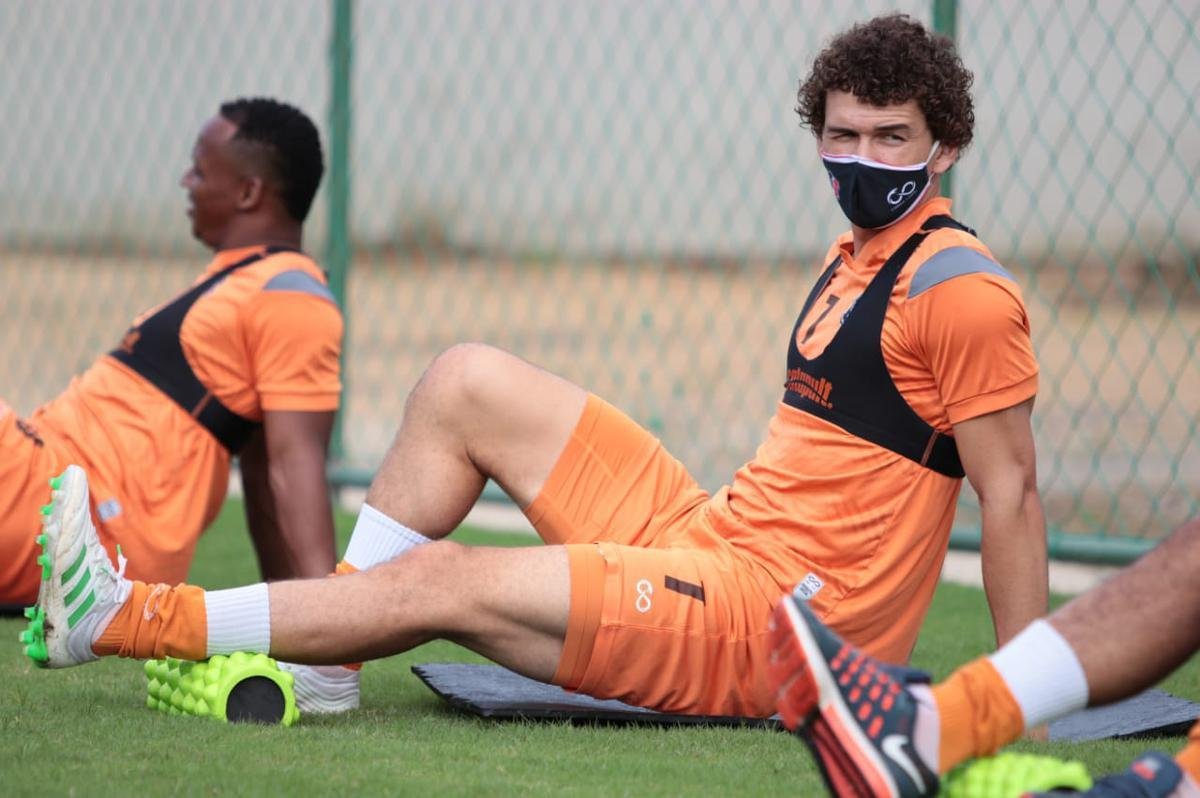 Dando sequência aos treinos, em retomada às atividades suspensas pela pandemia, elenco do Santa Cruz é dividido em três equipes para os trabalhos desta quinta-feira; grupo ainda não usará bola.