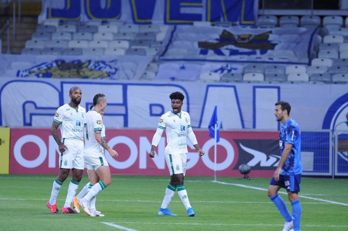 Fotos do duelo entre Cruzeiro e Amrica, pela Srie B, no Mineiro