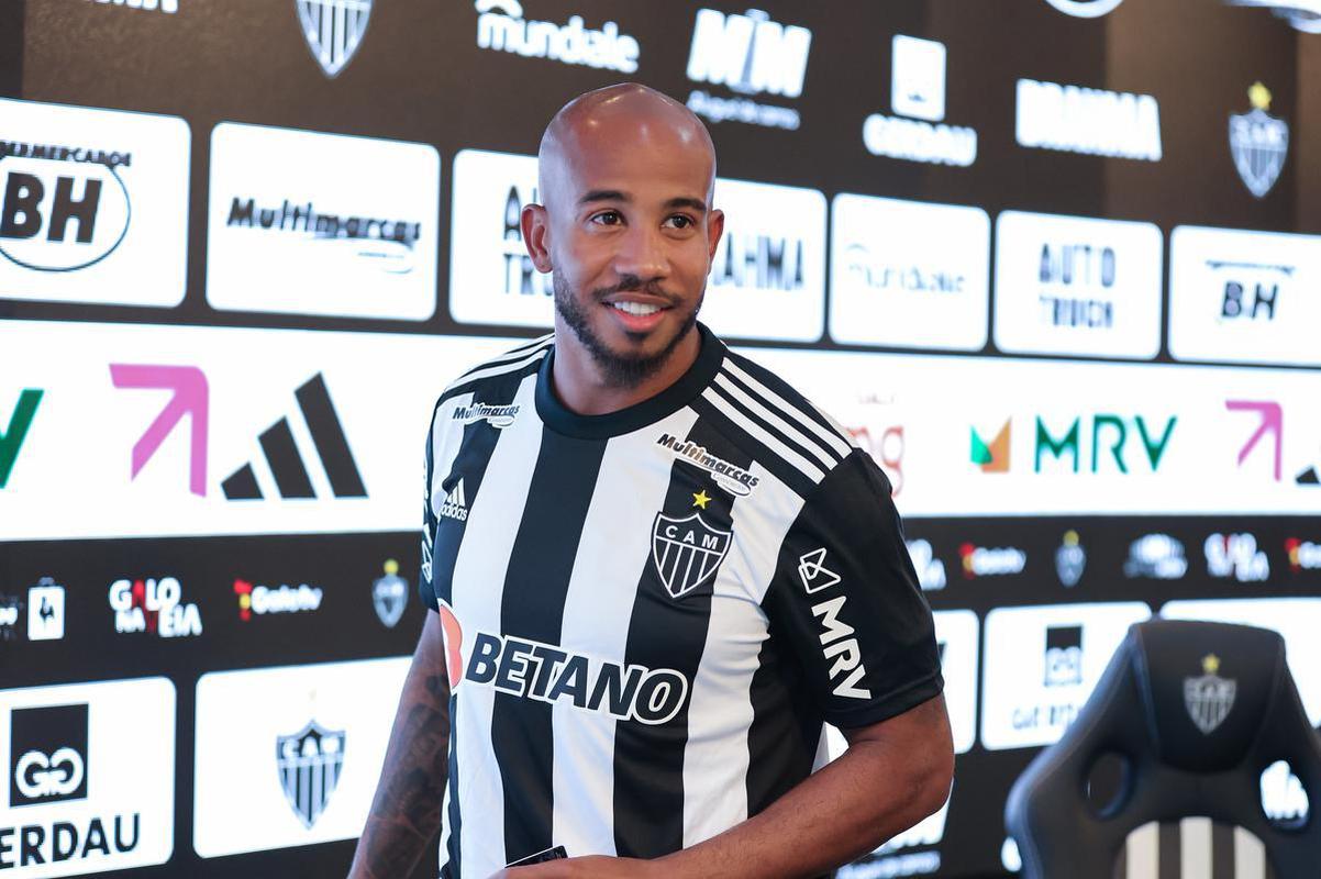 Veja fotos da apresentao de Patrick no Atltico