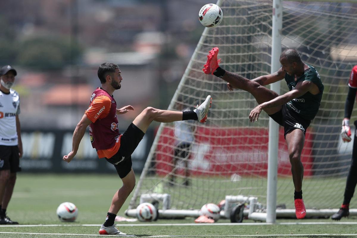 Com seriedade, mas tambm descontrao, o Atltico treinou sob sol forte na manh desta sexta-feira (21), na Cidade do Galo, em Vespasiano. Este foi o quinto dia de pr-temporada para o clube mineiro em 2022, sob o comando do tcnico argentino Antonio 'El Turco' Mohamed. Novas baixas, o volante Allan e o atacante Keno testaram positivo para COVID-19 e no participaram das atividades (ambos cumprem perodo de sete dias de isolamento social).