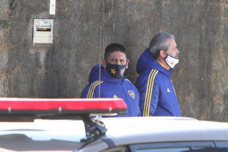 A delegação do Boca Juniors foi liberada da Central de Flagrantes 4  (CEFLAN 4) da Polícia Civil, no bairro Alípio de Melo, região Noroeste de Belo Horizonte, por volta das 12h desta quarta-feira. Jogadores e membros da comissão técnica da equipe argentina ficaram na delegacia por cerca de 12 horas para esclarecimentos sobre a confusão no Mineirão após a eliminação diante do Atlético, nos pênaltis, pelas oitavas de final da Copa Libertadores da América.