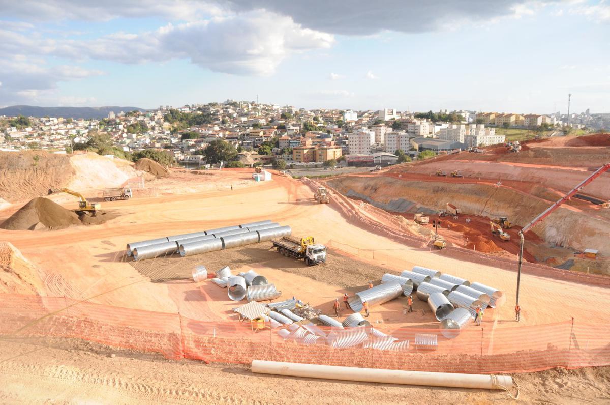 11/8/2020 - Obra de construção da Arena MRV, do Atlético. Além de tratores e caminhões, equipamentos de infraestrutura e tubulações começam a fazer parte da paisagem no terreno onde será erguido o estádio do Galo no Bairro Califórnia, em Belo Horizonte. Já são 113 dias de trabalho. (Juarez Rodrigues/EM/D. A Press)