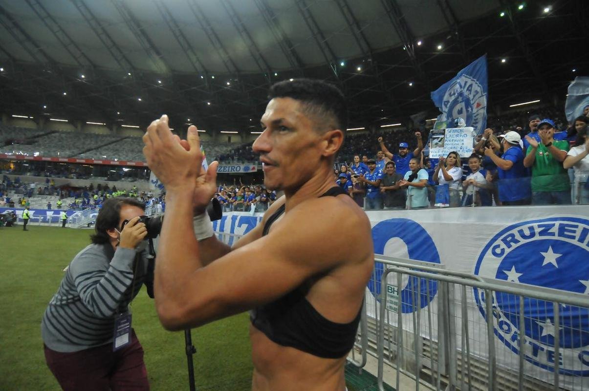 Fotos da torcida do Cruzeiro na vitria por 1 a 0 sobre o Londrina, no Mineiro, pela Srie B