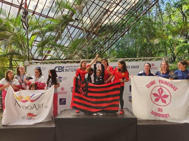 Equipes do NadoArt, de Belo Horizonte, no pdio do Campeonato Brasileiro de Nado Artstico Juvenil e Infantil