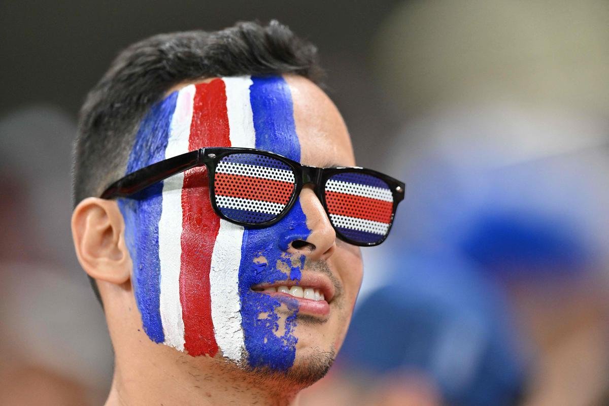 Torcedores de Espanha e Costa Rica no jogo pela Copa do Mundo.