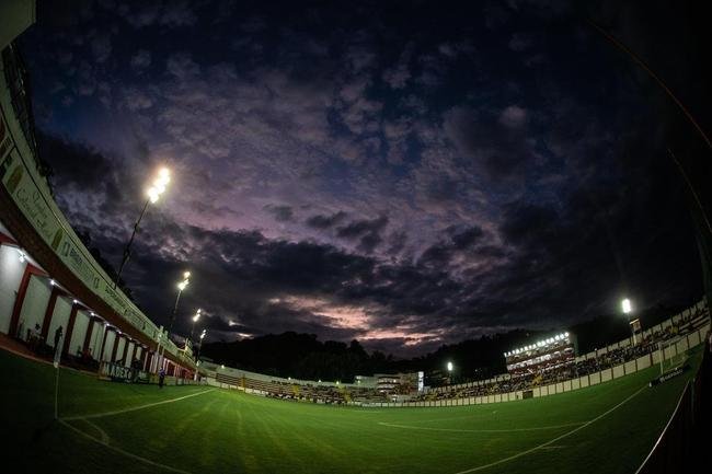 Fotos da goleada do Cruzeiro sobre o Tombense por 3 a 0, neste sbado, no Almeido, em Tombos, pela sexta rodada do Campeonato Mineiro. Time celeste  lder, com 15 pontos. Gols foram de Daniel Jnior, Giovanni e Thiago