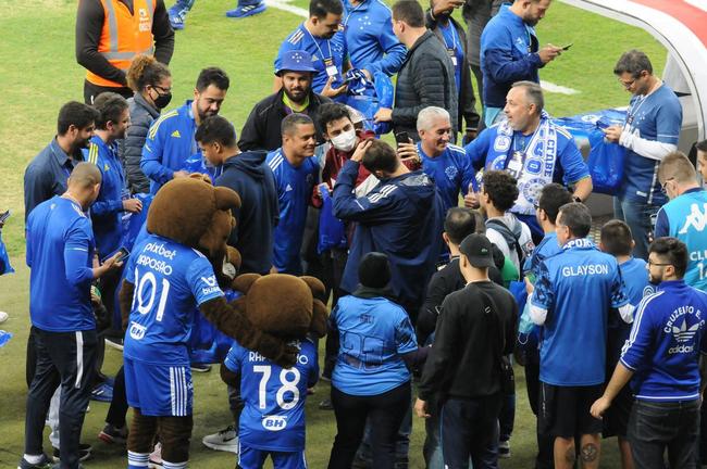 dolos do Cruzeiro, Nonato e Marcelo Ramos participaram de ao com scios-torcedores do clube antes da partida contra o Sport pela Srie B (28/6/2022)