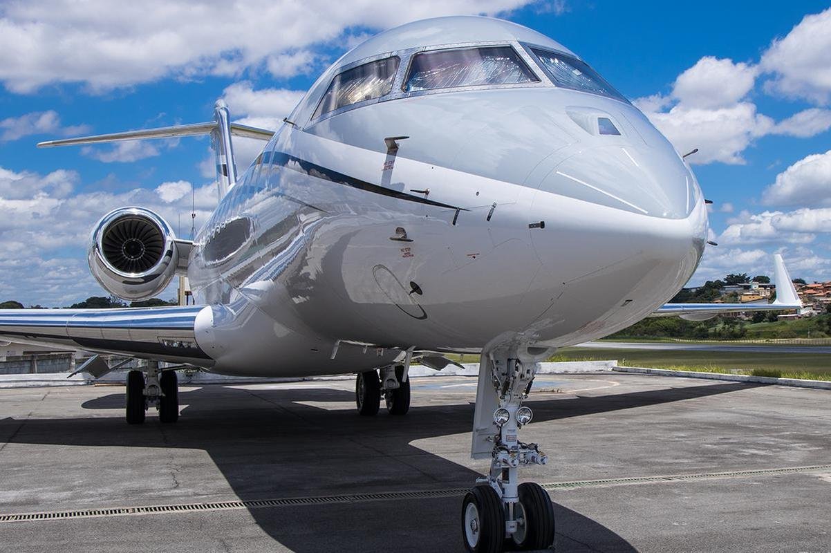 Fotos do avio Bombardier Global 6000. Aeronave pertence a Rubens Menin, mecenas do Atltico, e transportou atacante Diego Costa de So Paulo a BH
