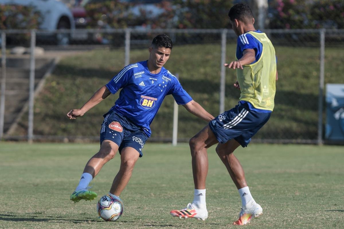 Fotos do primeiro treino do Cruzeiro, na Toca da Raposa II, sob o comando de Ney Franco. Treinador de 54 anos foi oficializado nesta quarta-feira