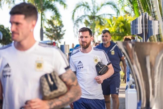 Messi na chegada  Toca da Raposa II, centro de treinamento do Cruzeiro