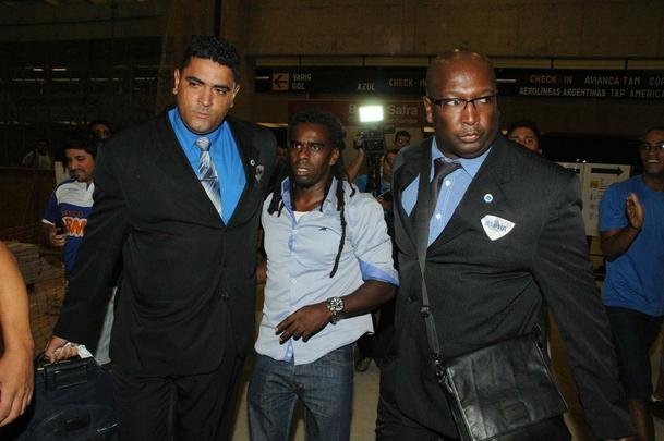No retorno da delegao celeste a Belo Horizonte aps a derrota por 2 a 1, Tinga foi recebido com festa pela torcida cruzeirense no Aeroporto Internacional de Confins.