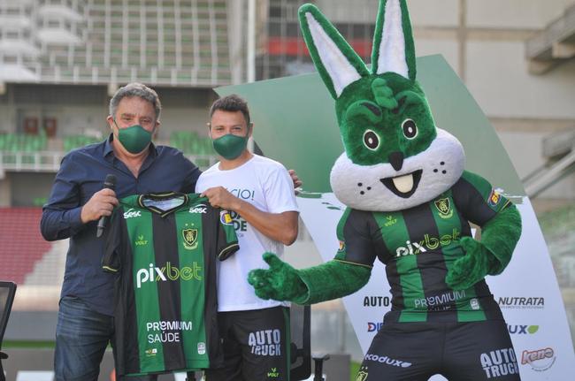 Mauro Zrate, atacante argentino de 34 anos, foi apresentado oficialmente pelo Amrica na tarde desta sexta-feira (3), no Estdio Independncia, em Belo Horizonte. Experiente, o atleta tem passagens por clubes como Fiorentina, Lazio e Inter de Milo, da Itlia, e tambm por Vlez Sarsfield e Boca Juniors, da Argentina.