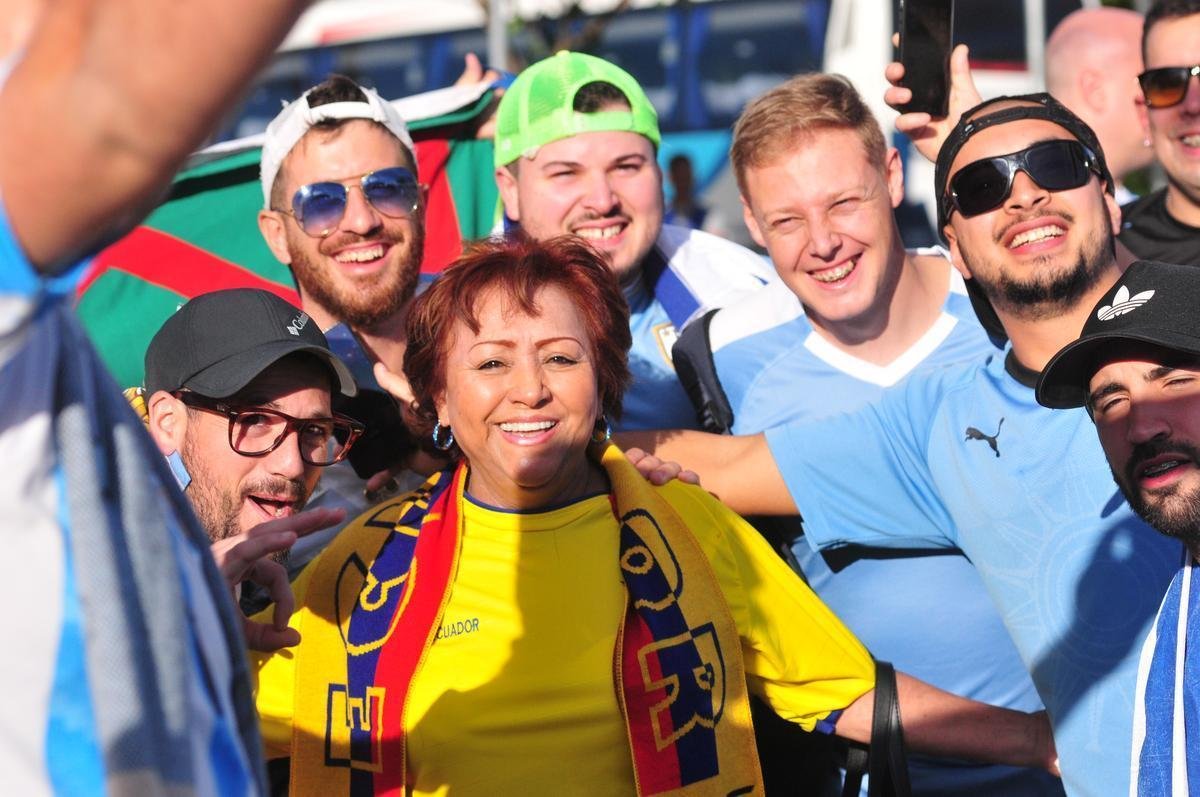 Torcedores nos arredores do Mineiro antes de Uruguai x Equador